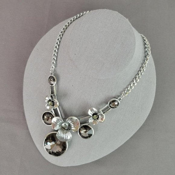 Chunky Silver Flower & Faceted Gray Rhinestone Necklace - Picture 3 of 12